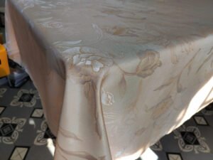 מפת שולחן - פרחים שמנת